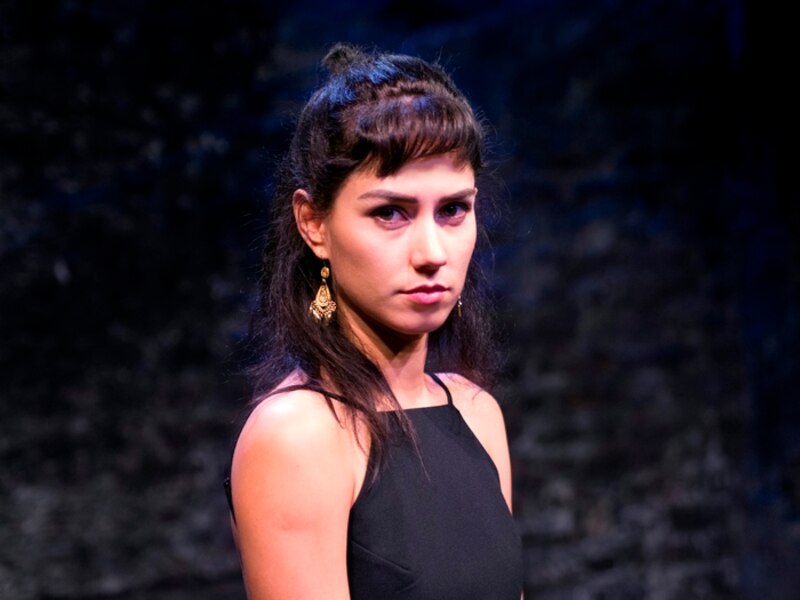 Actriz en una obra de teatro