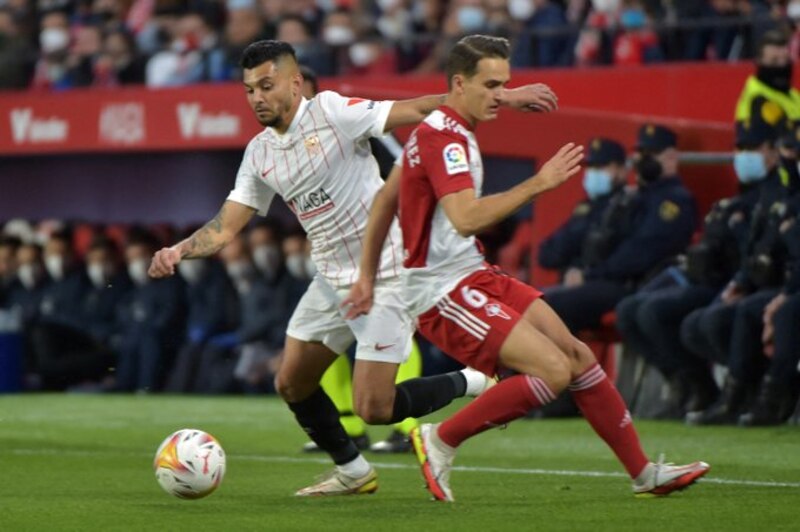 - Dos jugadores de fútbol disputan un balón dividido.
