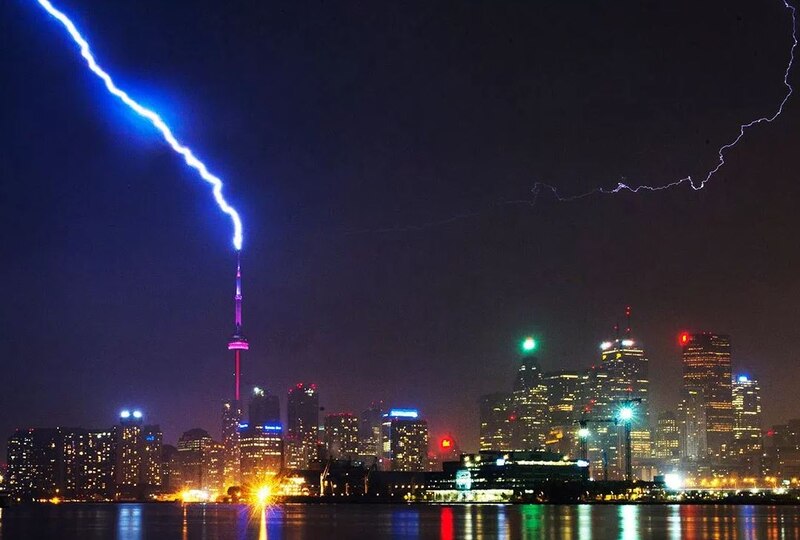 Impresionante imagen de un rayo cayendo sobre la Torre CN de Toronto
