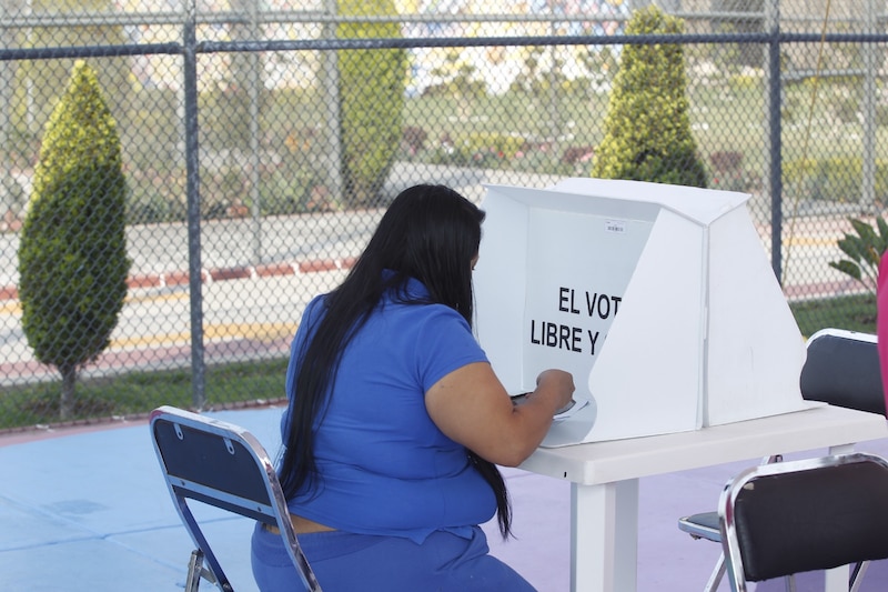 Mujer ejerce su derecho al voto en México