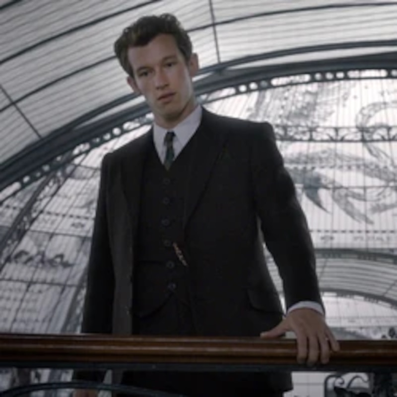 El actor británico fue parte de la franquicia de Harry Potter interpretando a Theseus Scamander en las películas precuelas de Animales Fantásticos.