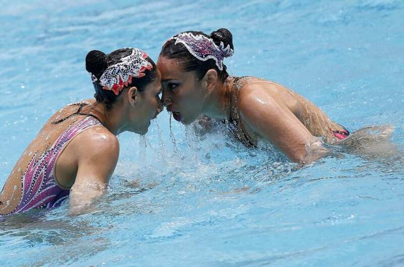 Nadadoras sincronizadas realizando una coreografía en el agua