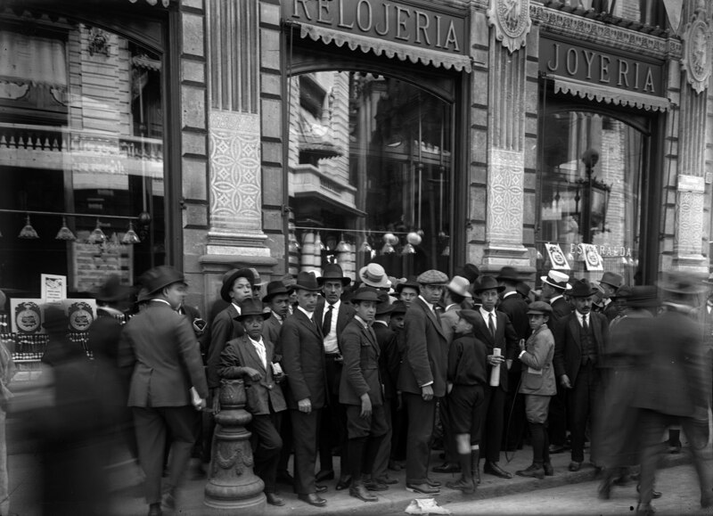 Hombres elegantes en la puerta de una joyería en la Ciudad de México, 1920