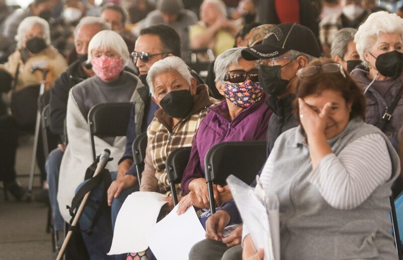 Adultos mayores en espera de la vacuna contra el COVID-19