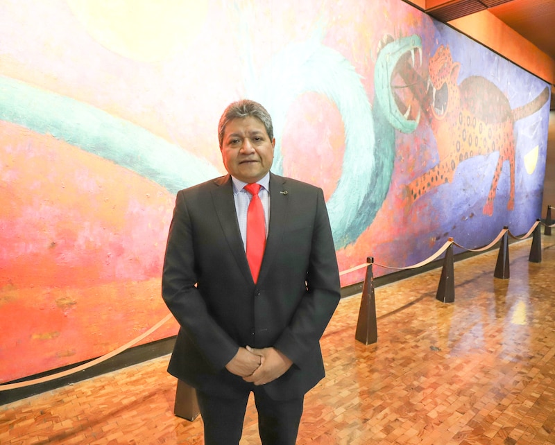 El presidente ecuatoriano, Lenín Moreno, observa un mural en el Palacio de Carondelet.