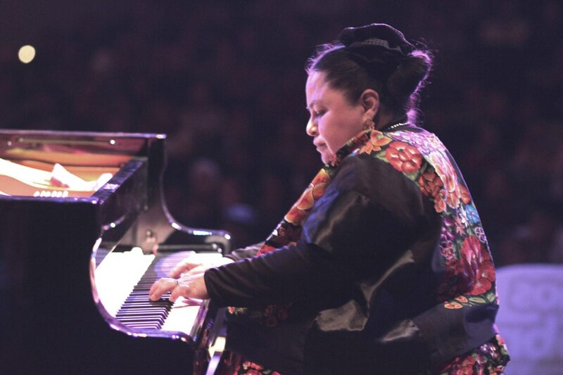 La pianista mexicana María Teresa Rodríguez toca el piano.