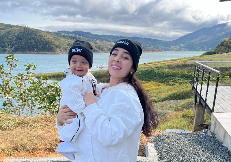 La influencer Katy Cardona junto a su hijo