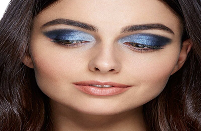 Maquillaje de ojos azul intenso