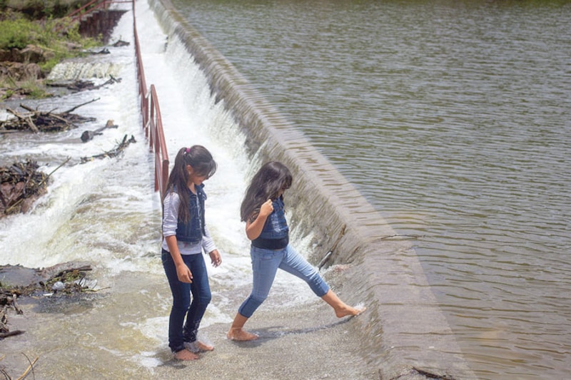 Niñas jugando en el río