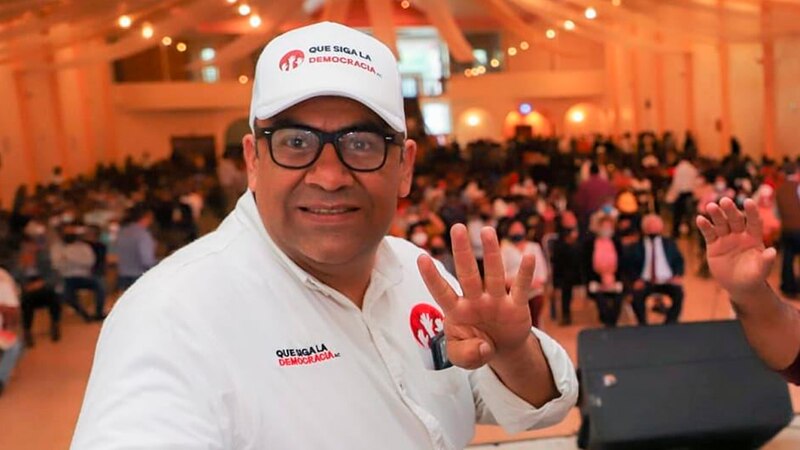El candidato presidencial ecuatoriano Guillermo Lasso saluda a sus seguidores durante un mitin de campaña.