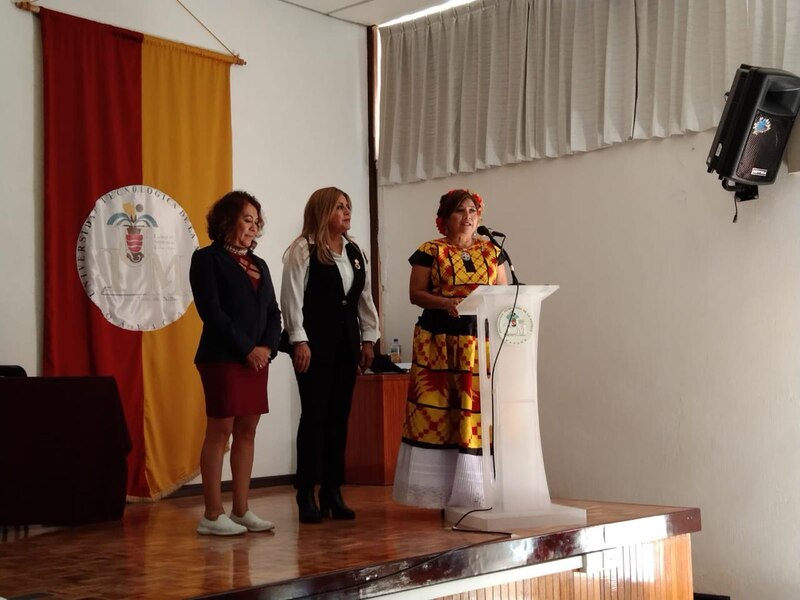Tres mujeres en un podio