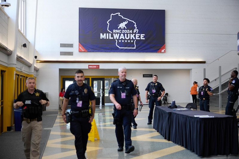 La policía custodia la entrada a la convención del RNC en Milwaukee