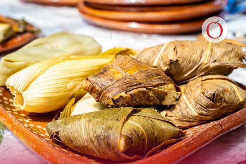 Tamales de distintos sabores sobre un plato