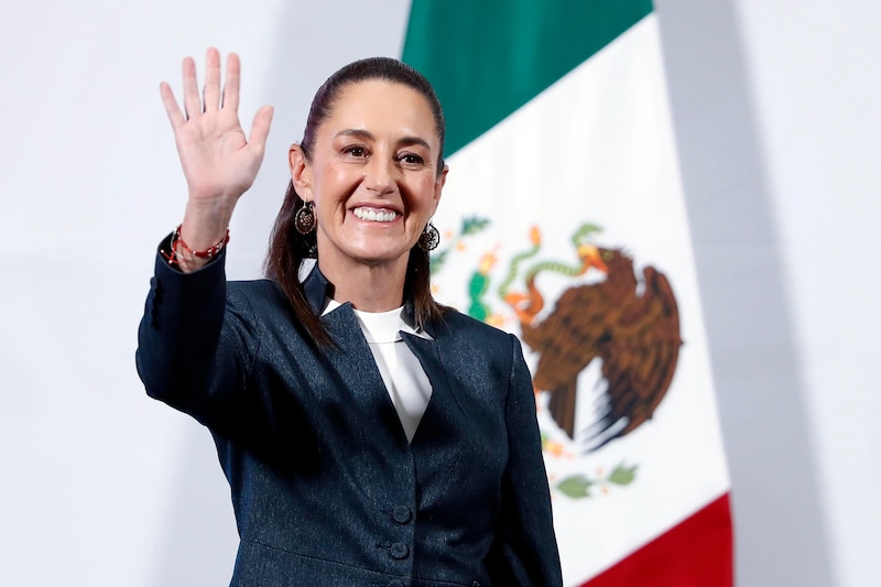 La presidenta de México, Claudia Sheinbaum, saluda durante su conferencia matutina este lunes, en Palacio Nacional en Ciudad de México