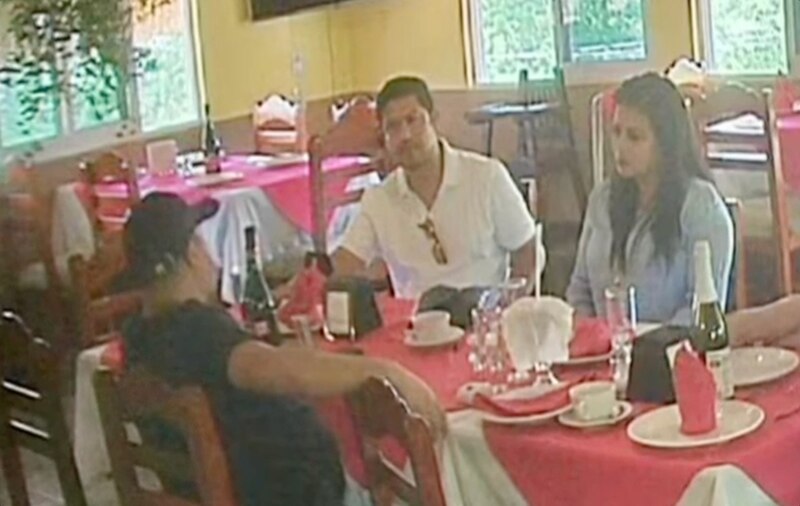 Una pareja cenando en un restaurante