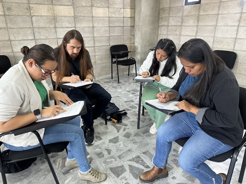 Estudiantes tomando un examen en un aula