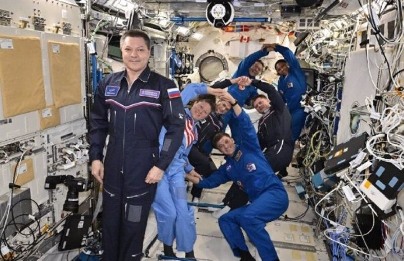 Astronautas haciendo yoga en el espacio