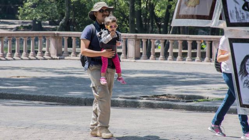 Padre e hija en un parque