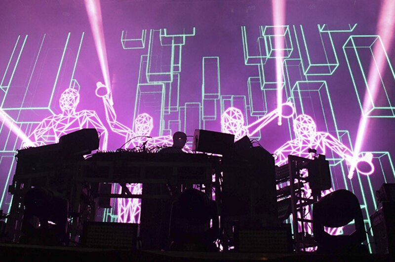 Un DJ usando tecnología de realidad aumentada para crear una experiencia visual única para su público.