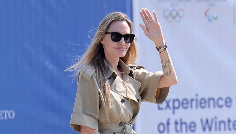 Angelina Jolie saluda a la multitud en un evento