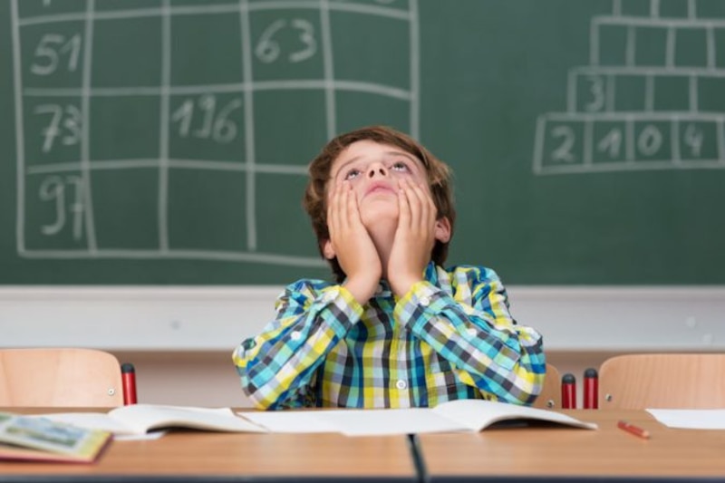 Niño pensativo en el aula