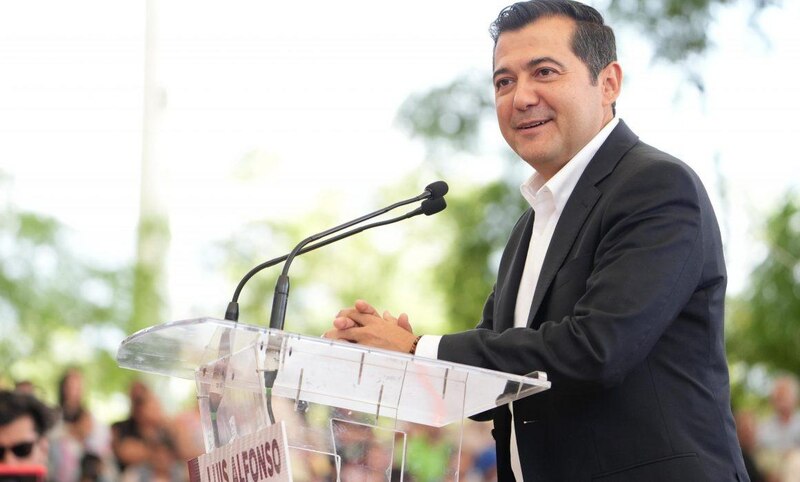 El presidente de México, Luis Alfonso, da un discurso en un evento público.