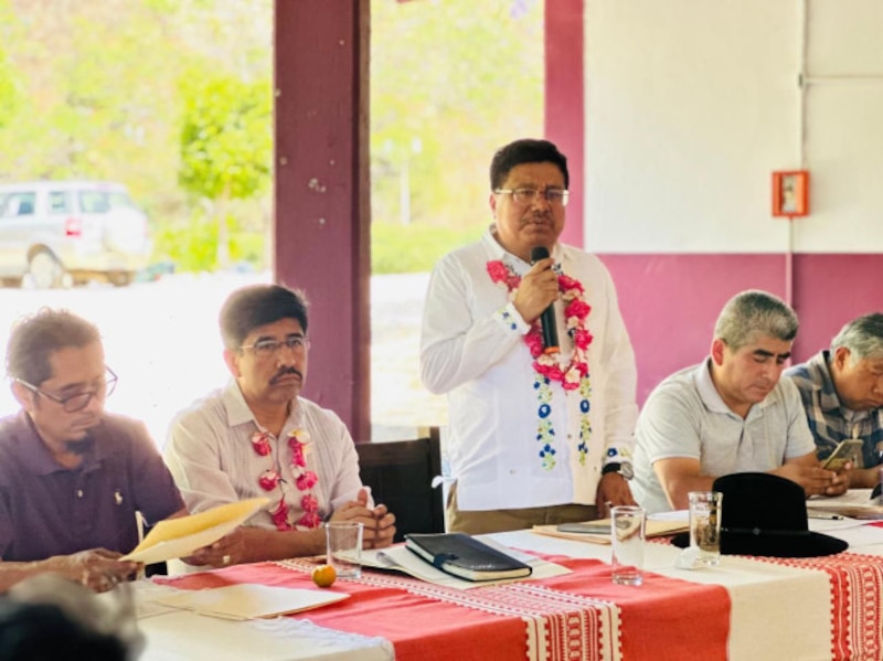 Reunión de autoridades municipales y del INPI sobre el Plan Xhidza y Xhon, en Guelatao de Juárez, Oaxaca.