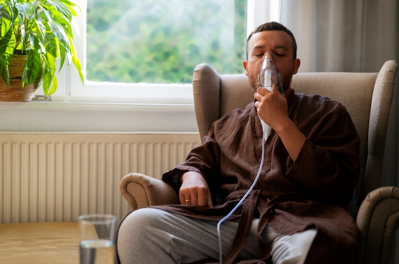 Hombre usando nebulizador