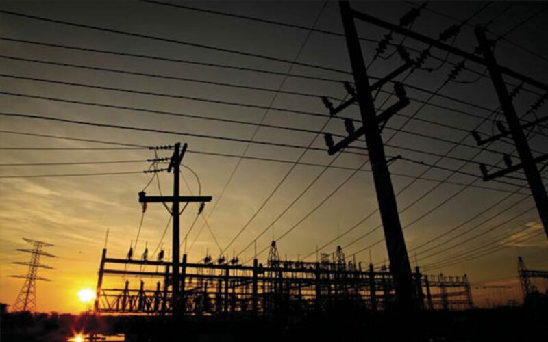Líneas eléctricas al atardecer