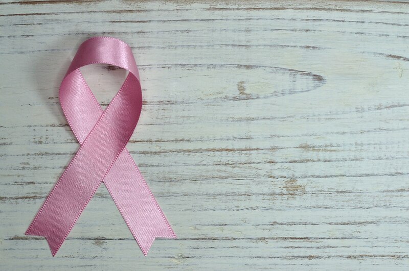 Cinta rosa sobre fondo de madera