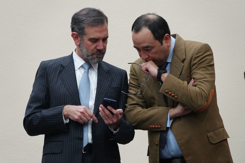 Dos hombres mirando un teléfono móvil