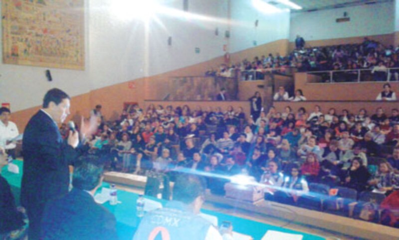 Un político da un discurso ante una multitud.