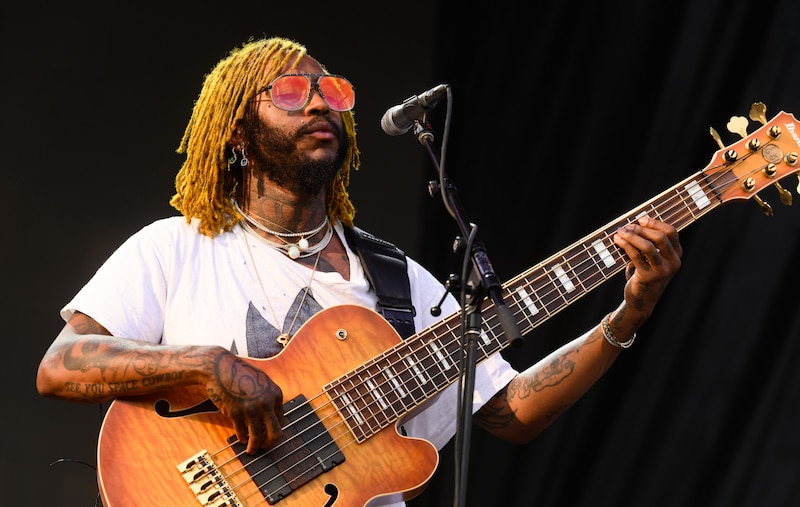 El músico Thundercat tocando su bajo