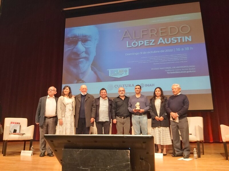 Entrega del Premio FIL de Lenguas Indígenas 2022 a Alfredo López Austin.