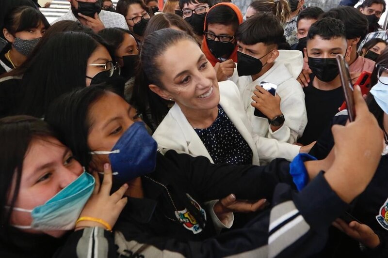 La presidenta Xiomara Castro se toma una selfie con un grupo de estudiantes