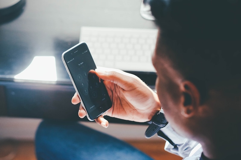 Hombre usando un teléfono móvil