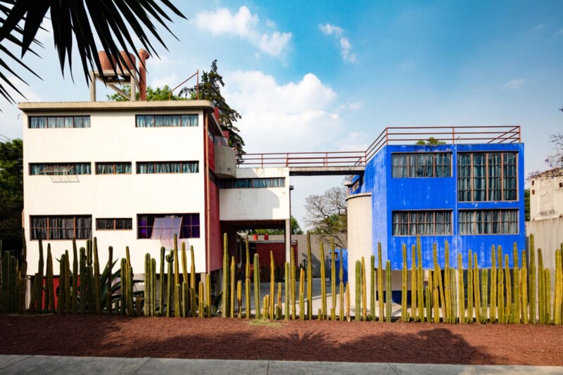 Vista de la fachada de la Casa Estudio Diego Rivera y Frida Kahlo en San Ángel, CDMX