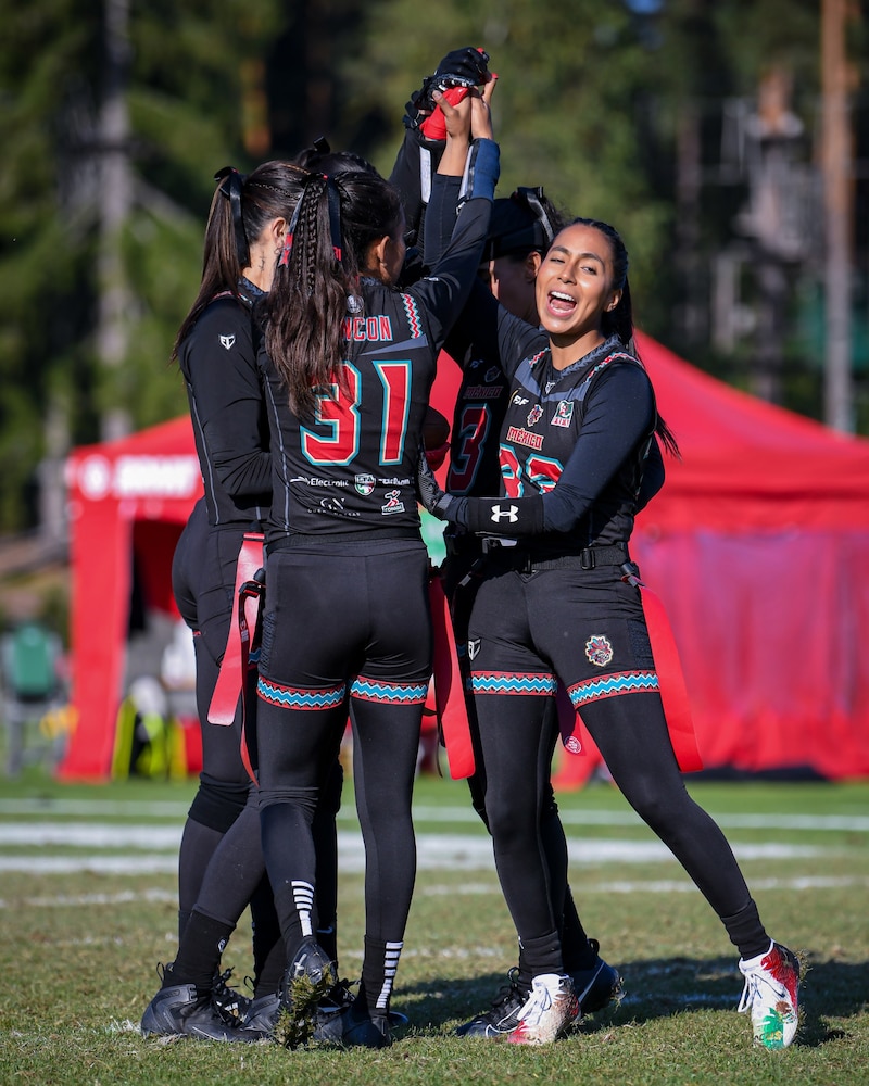 Jugadoras de flag football celebrando