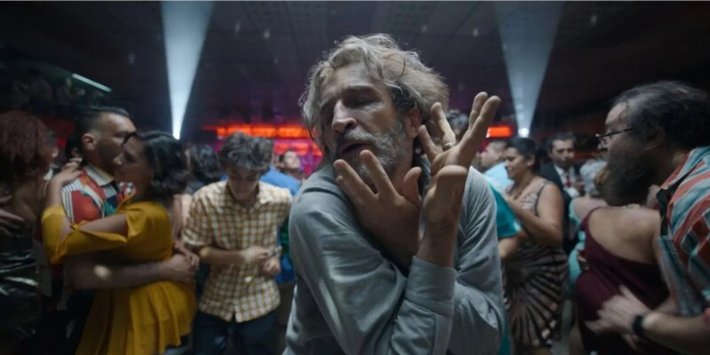 Un hombre bailando solo en una fiesta