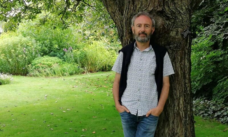 Un hombre en un jardín