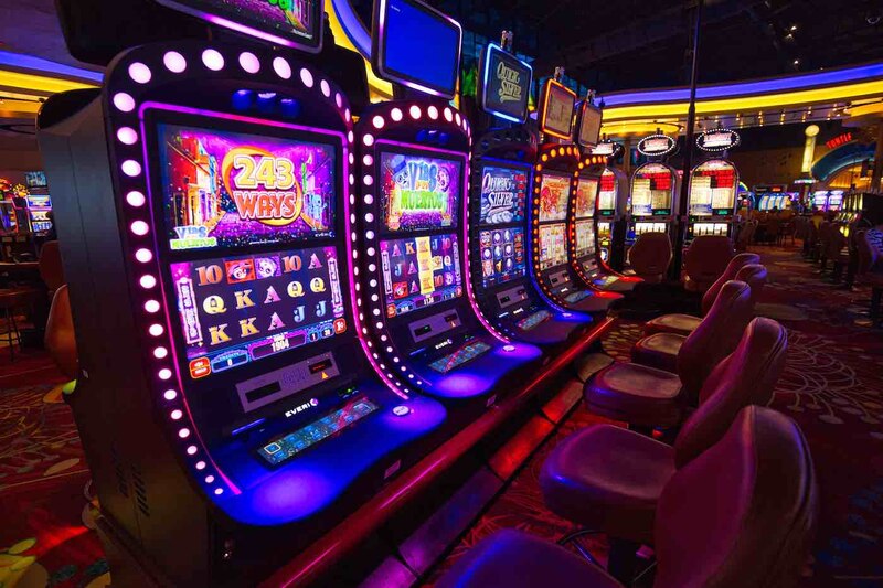 Máquinas tragamonedas en un casino