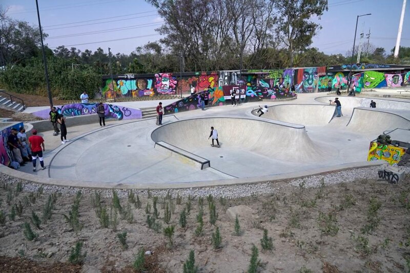 Jóvenes practicando skate en un skatepark