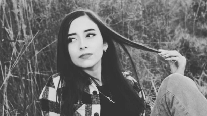 Retrato de una mujer joven en blanco y negro