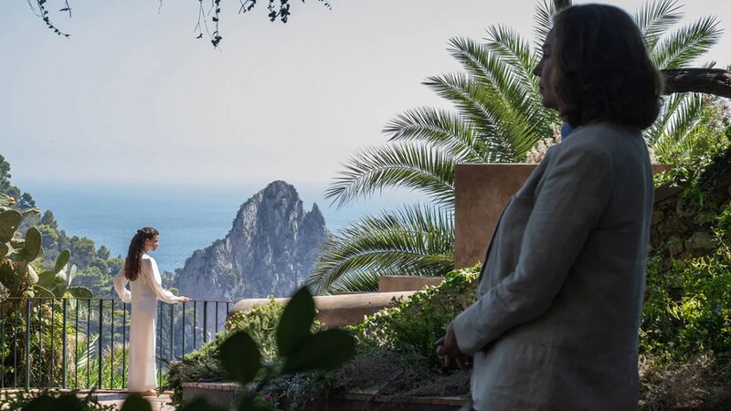 Dos mujeres en una terraza con vistas al mar