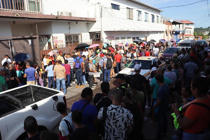 Larga fila de personas en la calle