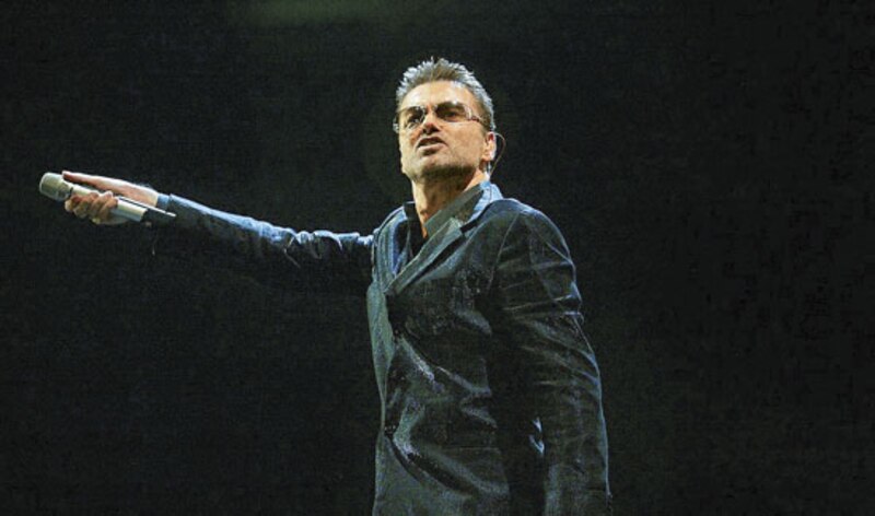 George Michael cantando en concierto