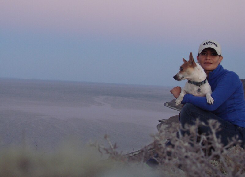 Mujer con perro en la cima de una montaña