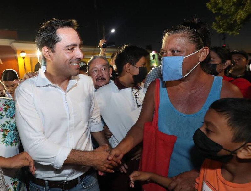 El candidato saluda a sus simpatizantes