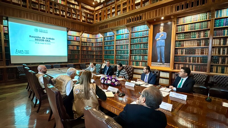 Funcionarios de la Segob y la OEA conversan en reunión sobre la elección judicial en México.