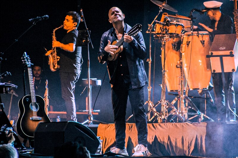 Un músico tocando el charango en un concierto